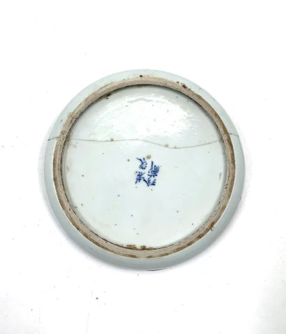 null CHINE
Coupelle en porcelaine à décor en camaïeu bleu.
Diam.: 14,5 cm 
Accidents...