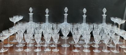 null Partie de service de verres en cristal comprenant environ :
- Cinq carafes 
-...