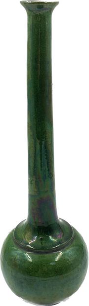 null CHINE
Vase long col grès émaillé vert
Haut.: 41 cm 
(Egrenures au col et éclat...