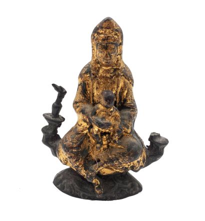 null Chine, époque Ming, XVIIe siècle 
Sujet en bronze doré représentant une mère...