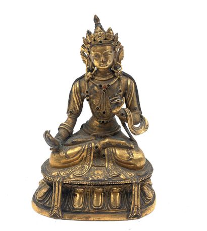 null Sino-tibétain, XIXe siècle 
Sujet en bronze doré figurant Bouddha assis en padmasana....