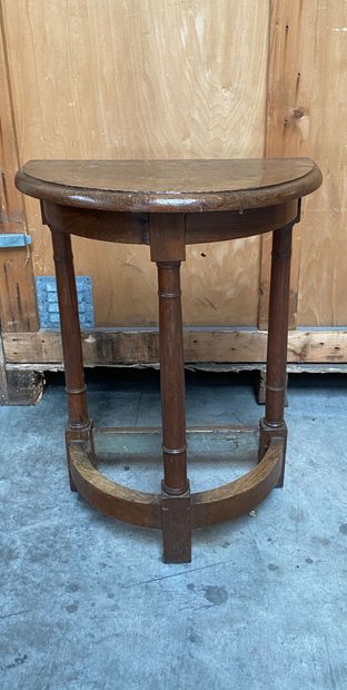 null Ensemble de trois petites tables en bois tourné. 
Style Louis XIII
Haut. : 47...