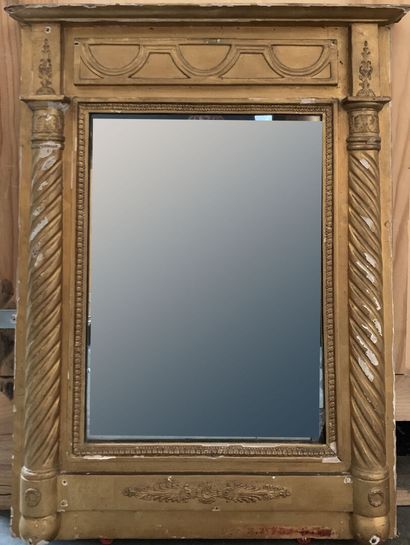 null Miroir en bois et stuc doré à décor de colonnes torses.
XIXe siècle
78,5 x 58...