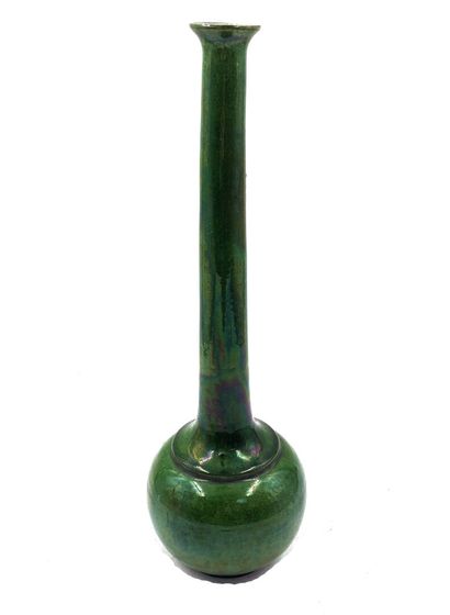 null CHINE
Vase long col grès émaillé vert
Haut.: 41 cm 
(Egrenures au col et éclat...