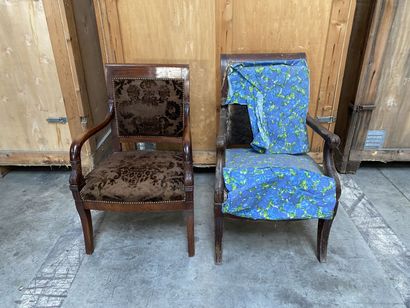 null Mahogany and mahogany veneer armchair resting on four legs. 
Restoration period...
