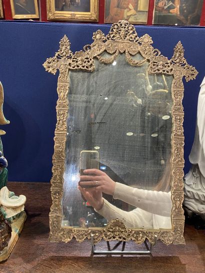 null EXTREME-ORIENT
Petit miroir en laiton sculpté à décor de personnages. 
Dim....