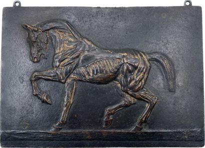 null Plaque rectangulaire en bronze patiné à décor en bas-relief d'un cheval.
Signée...