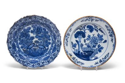 null Delft
Trois plats ronds en faïence à décor en camaïeu bleu sur l'un de larges...