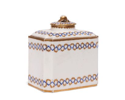 SÈVRES
Covered tea box in soft porcelain...