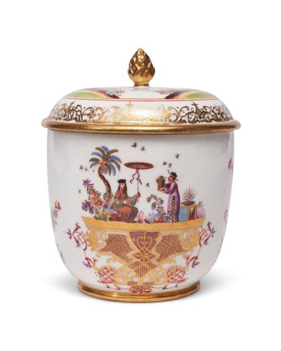 null MEISSEN
Covered sugar pot with polychrome decoration of Chinese families in...