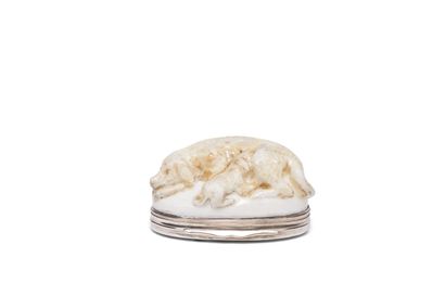 MENNECY
Covered snuffbox in soft porcelain...
