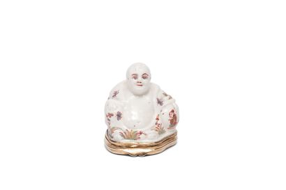null SAINT-CLOUD
Tabatière couverte en porcelaine tendre en forme de
Chinois assis...