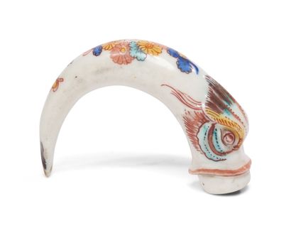 null SAINT-CLOUD
Pommeau de canne en porcelaine tendre en forme de dauphin
à décor...