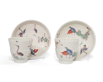 null SAINT CLOUD
Deux tasses et leur soucoupe en porcelaine tendre à décor en
relief...