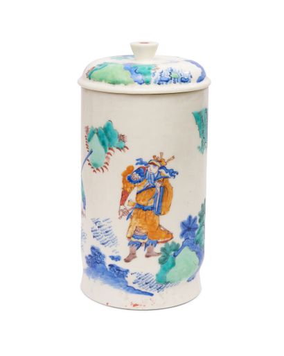 null SAINT-CLOUD
Grand pot à tabac couvert en porcelaine tendre à décor polychrome...