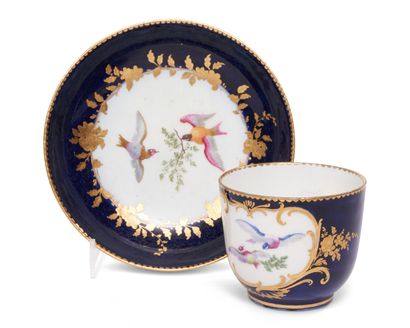 null VINCENNES
Bouillard cup and a saucer in soft porcelain with
polychrome decoration...