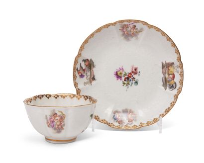 null MEISSEN
Tea cup and its saucer in porcelain with contoured edge with polychrome...
