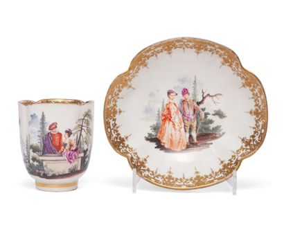 null MEISSEN
Tasse et sa soucoupe quadrilobées à décor polychrome de figures de la...