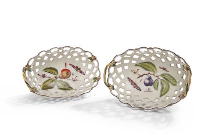 null CHELSEA
Pair of oval openwork porcelain baskets imitating basketry
polychrome...