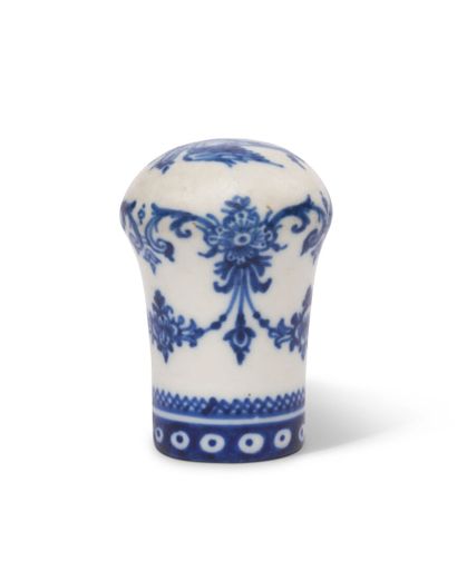 null SAINT-CLOUD
Pommeau de canne en porcelaine tendre à décor en camaïeu
bleu d'un...