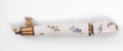 null MEISSEN AND GERMANY
Three cylindrical needle cases and a handle in porcelain...
