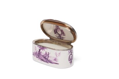 null TOURNAI
Tabatière ovale couverte en porcelaine tendre à
décor en camaïeu violet...