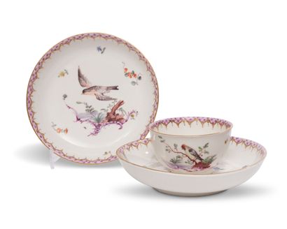 null HÖCHST
Tasse à thé et deux soucoupes en porcelaine à décor polychrome
d'oiseaux...