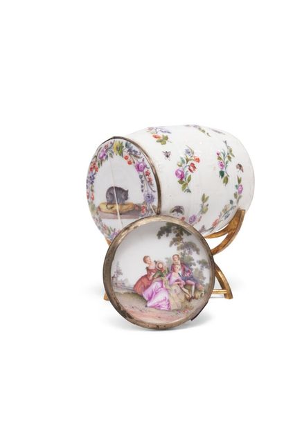 null MEISSEN
Porcelain snuff box in the shape of a barrel with
two lids, one decorated...