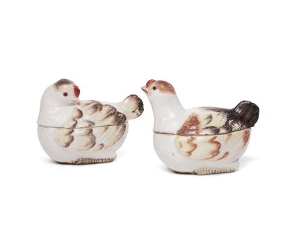 null Meissen
Two covered porcelain boxes in the shape of a hen with polychrome decoration.
18th...