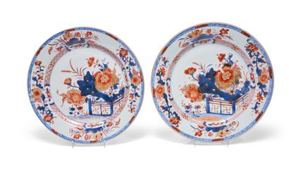 null Chine 
Deux plats en porcelaine à décor bleu, rouge et or dit Imari de haies,...