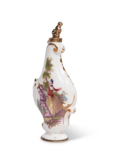 null MEISSEN
Flacon à parfum en porcelaine de forme rocaille à décor
polychrome sur...