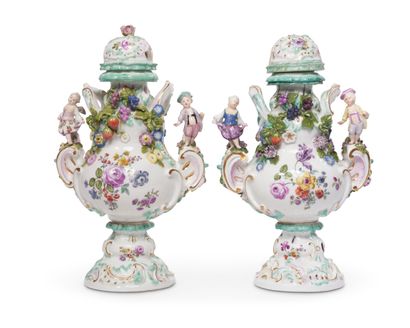 null MEISSEN
Pair of covered pot-pourri vases of baluster shape in
porcelain, provided...