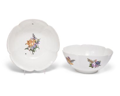 null MEISSEN
Pair of round porcelain bowls with five lobes decorated with
polychrome...