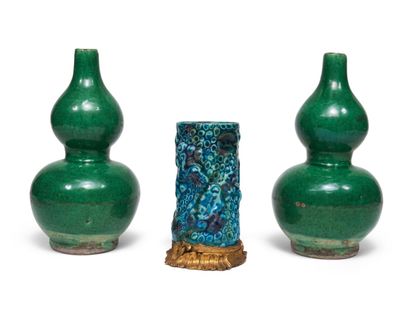 null CHINA
A pair of green enamelled cookie vases of baluster shape with double bulge
enamelled...