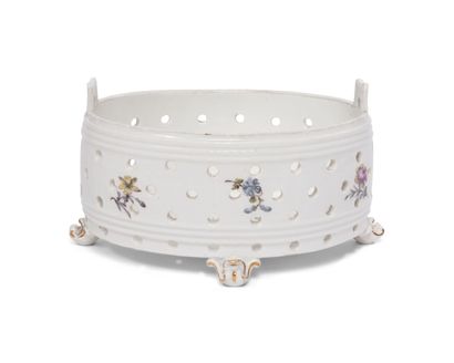 MEISSEN
Cheese drainer in porcelain of oval...
