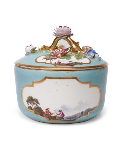 null MEISSEN
Covered round sugar pot in porcelain, the catch in the shape of gold
branches...