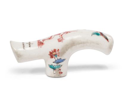 null SAINT-CLOUD
Cane knob in soft porcelain with polychrome decoration
in the Kakiemon...