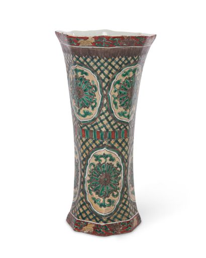 null Delft
Vase en faïence de forme cornet octogonal à décor polychrome dans le style...