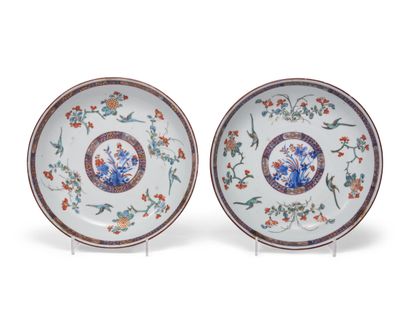 CHINA
Pair of cups with polychrome decoration...
