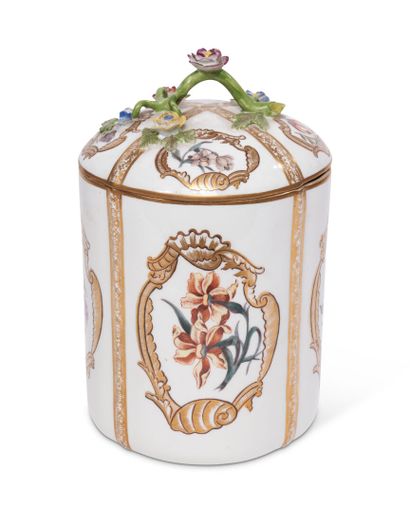 null Meissen
Large covered cylindrical porcelain ointment jar with raised ribs and...