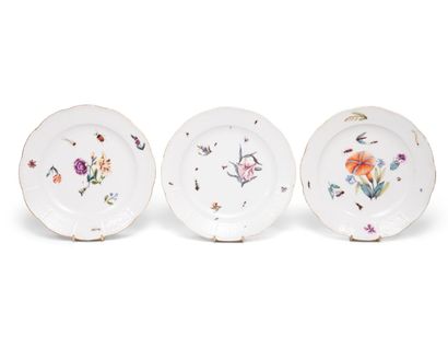 null MEISSEN
Trois assiettes en porcelaine à bord contourné à motifs de
vannerie...