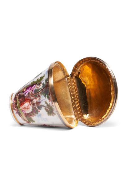 null MEISSEN
Covered snuffbox in porcelain in the shape of a ribbed hood, with
polychrome...