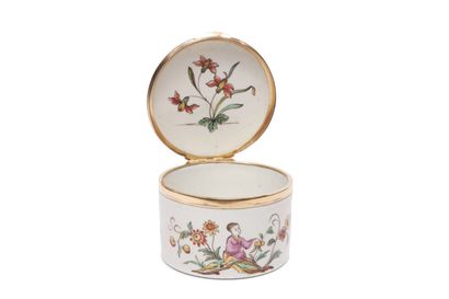 null CHANTILLY
Round covered snuffbox in soft porcelain with tin enamel
enamel with...
