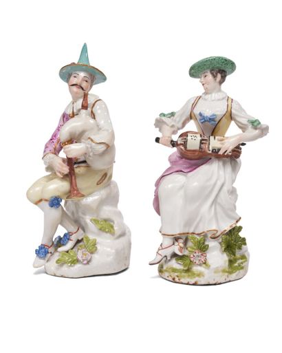 null MEISSEN
Deux statuettes en porcelaine représentant Colombine assise
sur un rocher,...
