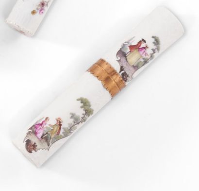 null MEISSEN
Cylindrical needle case in porcelain with polychrome decoration of couples
couples...