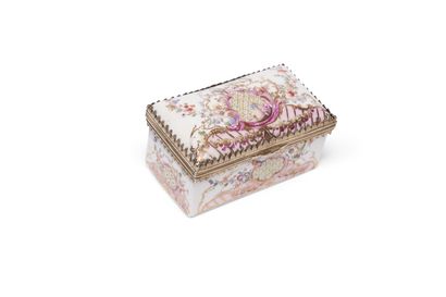 GERMANY
Rectangular porcelain snuffbox with...