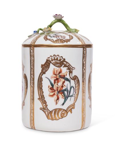 null Meissen
Grand pot à pommade cylindrique couvert en porcelaine à côtes en relief...