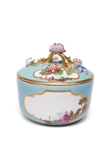 null MEISSEN
Covered round sugar pot in porcelain, the catch in the shape of gold
branches...