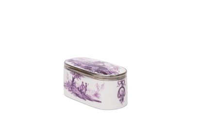 TOURNAI
Oval covered snuffbox in soft porcelain...