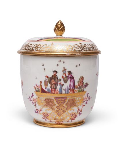 null MEISSEN
Covered sugar pot with polychrome decoration of Chinese families in...